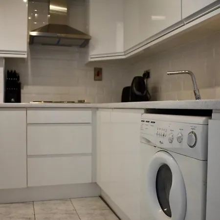 2 Bedroom With Balcony In Central Apartment *