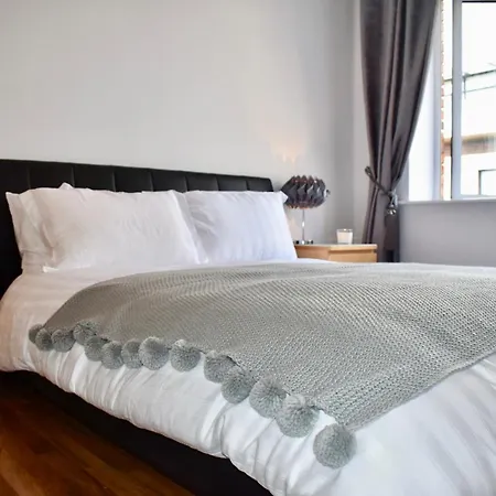 2 Bedroom With Balcony In Central Apartamento